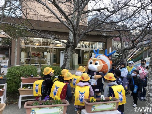 【ホームタウン】長崎市立滑石小学校であいさつ運動・V-DREAMを行いました（12/2） サムネイル